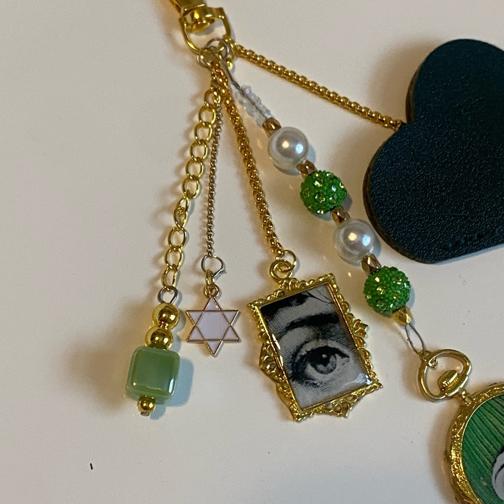NEW FORNASETTI INSPIRED HAND PURSE HANDBAG CHARM KEYCHAIN DESIGNER READY GREEN - Picture 7 of 9